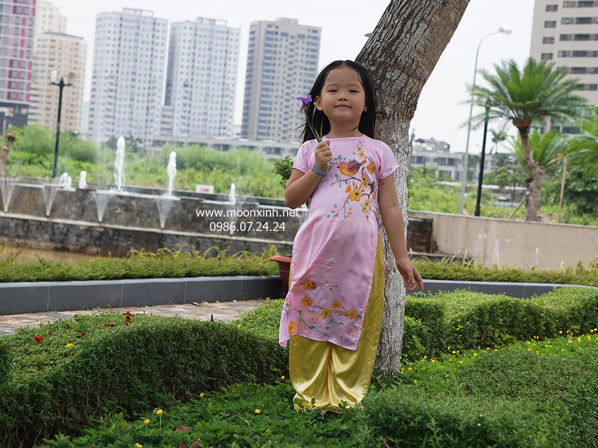 Áo dài vẽ bé gái họa tiết chim sâu và cành mai