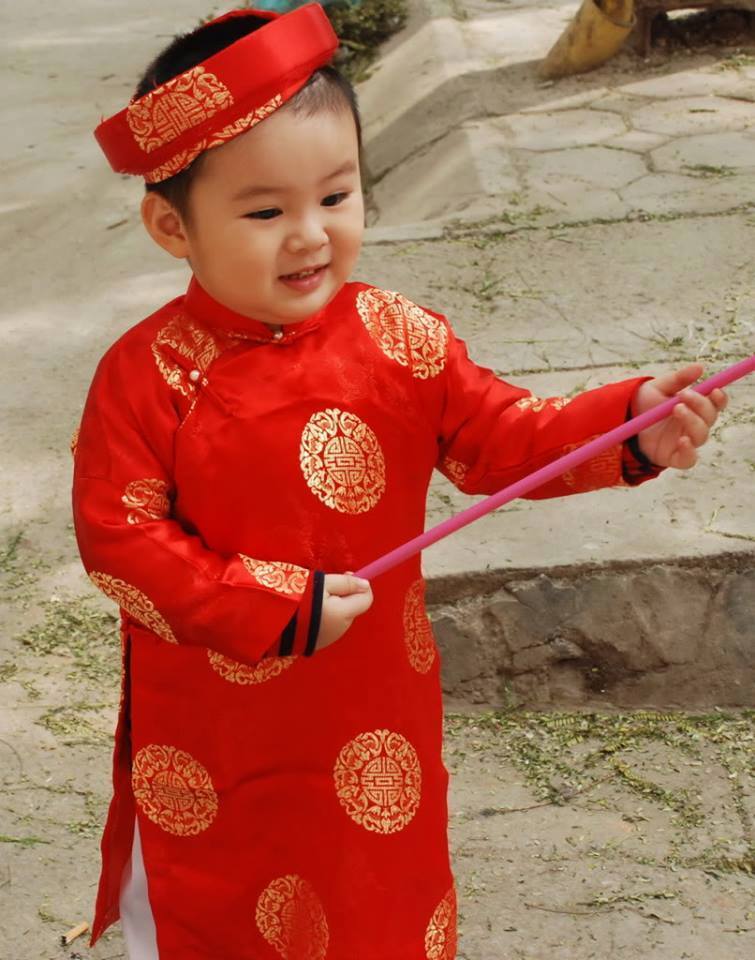 Áo dài bé trai gấm Thái Tuấn màu đỏ