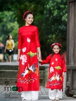 Hai mẹ con diện áo dài đôi xinh yêu với bộ sưu tập mới nhất của Moon Xinh